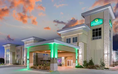 Photo 2 - La Quinta Inn & Suites by Wyndham Guthrie