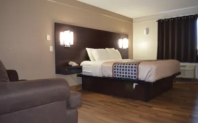 Photo 2 - Hill Country Inn Marble Falls
