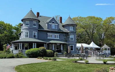 Photo 2 - Castle Manor Inn