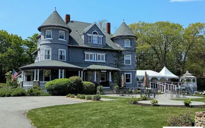 Photo 2 - Castle Manor Inn