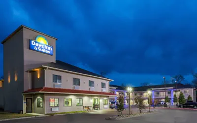 Photo 2 - Days Inn & Suites by Wyndham Madisonville
