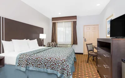 Photo 5 - Days Inn & Suites by Wyndham Madisonville