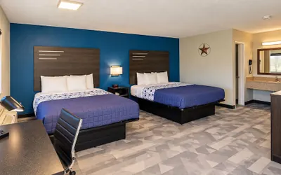 Photo 5 - Freer Executive Inn and Studios