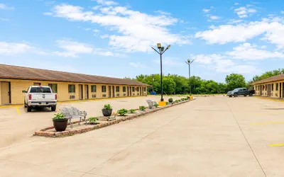 Freer Executive Inn and Studios