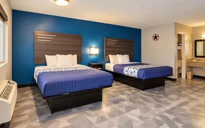 Photo 3 - Freer Executive Inn and Studios