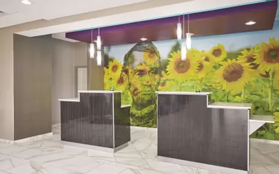 Photo 3 - La Quinta Inn & Suites by Wyndham Springfield IL