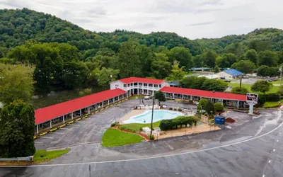 Photo 2 - Lloyd's On The River Country Inn By OYO