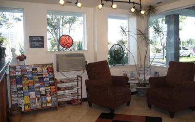 Photo 4 - Airport Inn