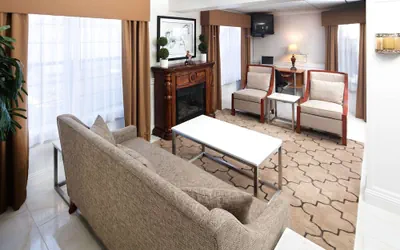 Photo 4 - Red Lion Inn & Suites Auburn