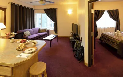 Photo 3 - Totem Hotel and Suites