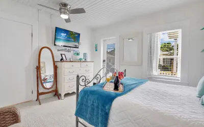 Photo 4 - Hibiscus House Bed Breakfast Inn Turtle Room Bed-ada