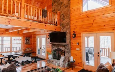 Photo 2 - Sleeps 16! Luxury Cabin With Game Room & Hot Tub
