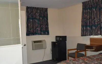 Photo 5 - Tourest Motel
