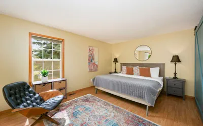 Photo 5 - Shady Grove 4 King Beds, Dog Run & Outdoor Fun