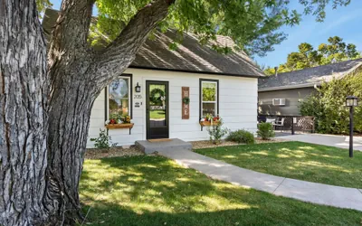 Windsor Farmhouse Family Fun, Yard & Fireplace