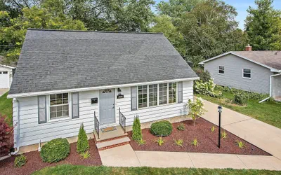 Photo 2 - House w Finished Garage Walk to Lambeau Bars Resch