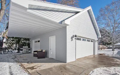 Photo 4 - House w Finished Garage Walk to Lambeau Bars Resch