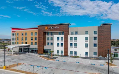 Photo 2 - La Quinta Inn & Suites by Wyndham Eagle Pass