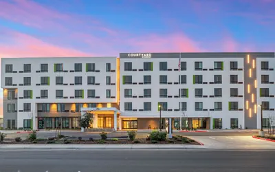Courtyard By Marriott Woodland