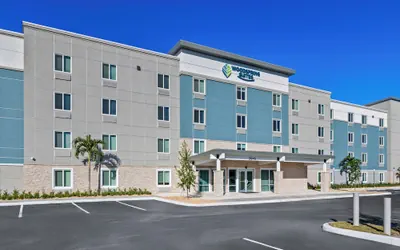 Photo 2 - WoodSpring Suites Palm Springs – West Palm Beach