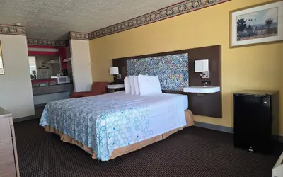 Photo 3 - Winnie Inn Suites & RV Park