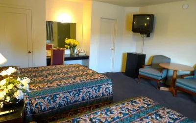 Photo 2 - Budget inn