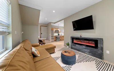 Photo 2 - Cozy Modern Home