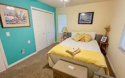 Photo 3 - Private Room at Crystal River Retreat with Salt Water Pool