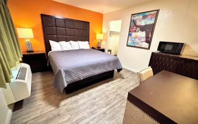 Photo 4 - Crest Motel