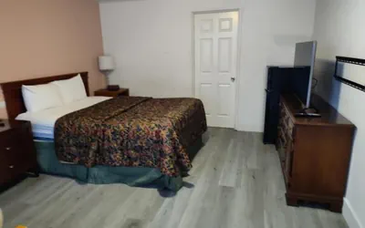 Photo 2 - Shamrock Motel