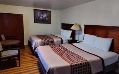 Photo 3 - Shamrock Motel