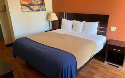 Photo 3 - Budget inn