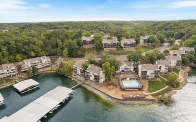 Poolside Condo With Amazing Lake Views & Design