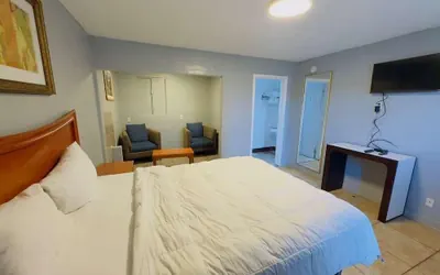 Photo 2 - Parklane Motel