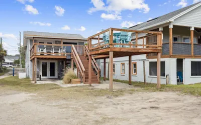 Spacious Beachfront Duplex - Dog Friendly - Downstairs 124 S Fletcher