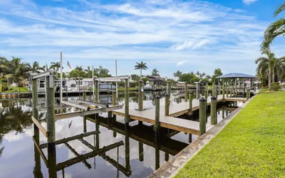 Photo 2 - Riverfront Home w Private Dock Pool Beaches