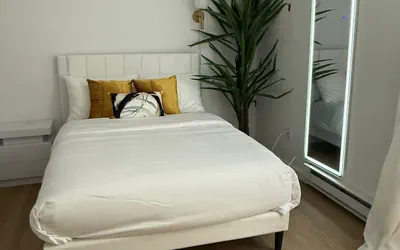 Photo 5 - Elegant Hideaway with Free Parking