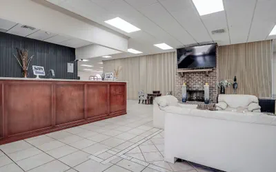 Photo 3 - Clarks Inn Savannah Airport