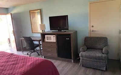 Photo 3 - Mayfair Inn