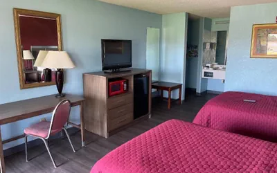 Photo 4 - Mayfair Inn