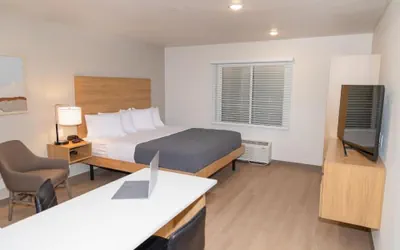 Photo 4 - LivAway Suites Phoenix-Glendale