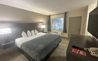 Photo 4 - Econo Lodge St. Petersburg Central