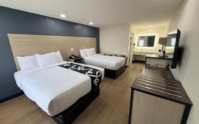 Photo 2 - Springplace Inn & Suites