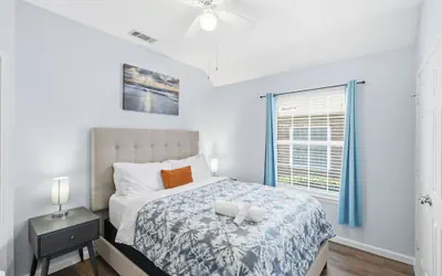 Photo 2 - Bright & Cozy 4BR Home