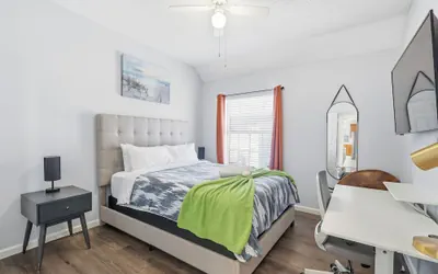Photo 5 - Bright & Cozy 4BR Home