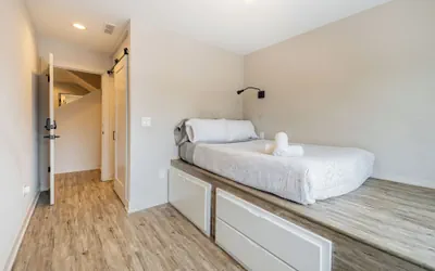 Photo 4 - Stadium Suites