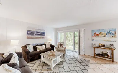 2-story Condo With On-site Pool, Private Patio, & W/D - Near Beach/golf