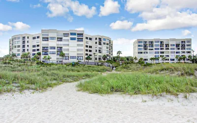 Oceanfront Condo With Pool & Tennis - Balcony, AC, Wifi & Washer/dryer