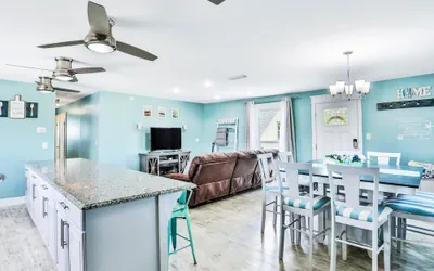 Photo 2 - Sunny Upper Level 1 Block From 2 Beaches W/private Pool, High-speed Wi-fi