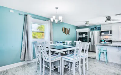 Photo 4 - Sunny Upper Level 1 Block From 2 Beaches W/private Pool, High-speed Wi-fi